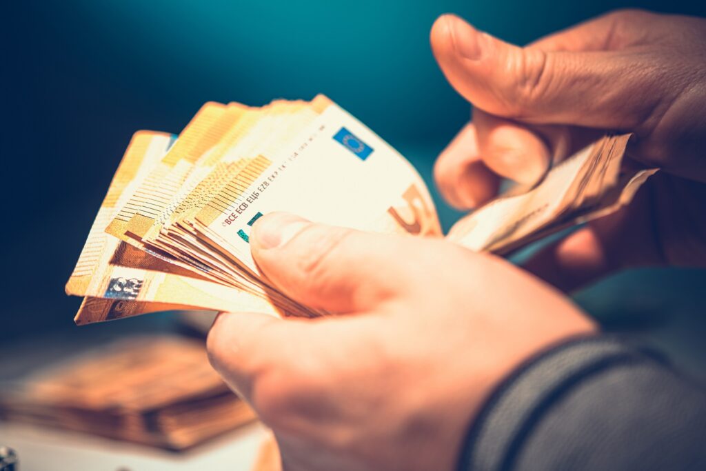 Quattordicesima: Confesercenti-Ipsos, mensilità aggiuntiva in crescita, quest’anno è un salvadanaio da 12,3 miliardi. Il 48% la userà per le vacanze